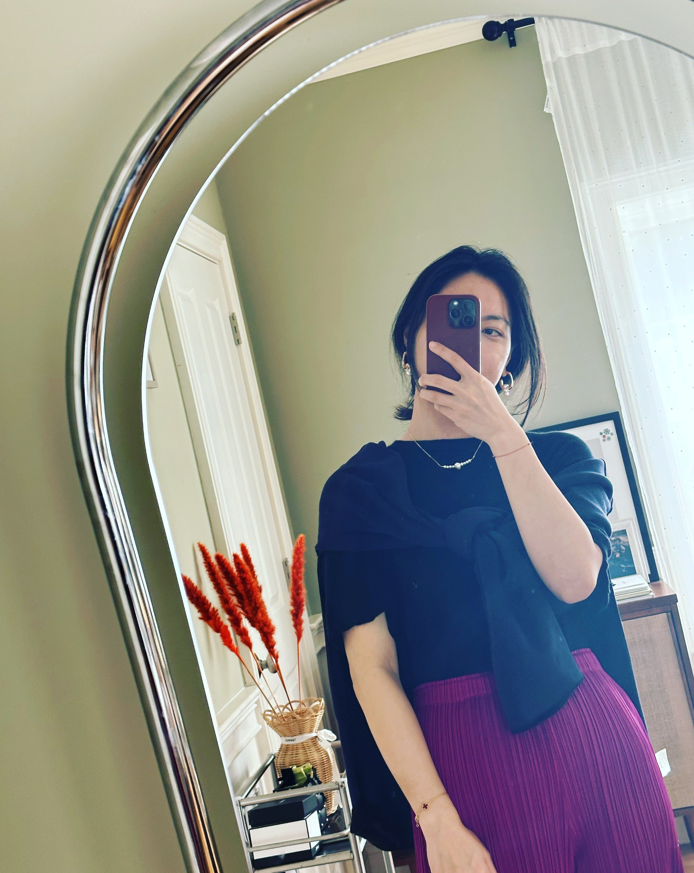 Hoop flower pearl earring.