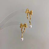 Freshwater pearl earrings with bow.