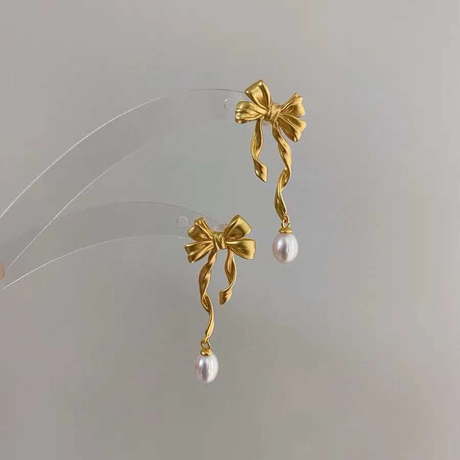 Freshwater pearl earrings with bow.
