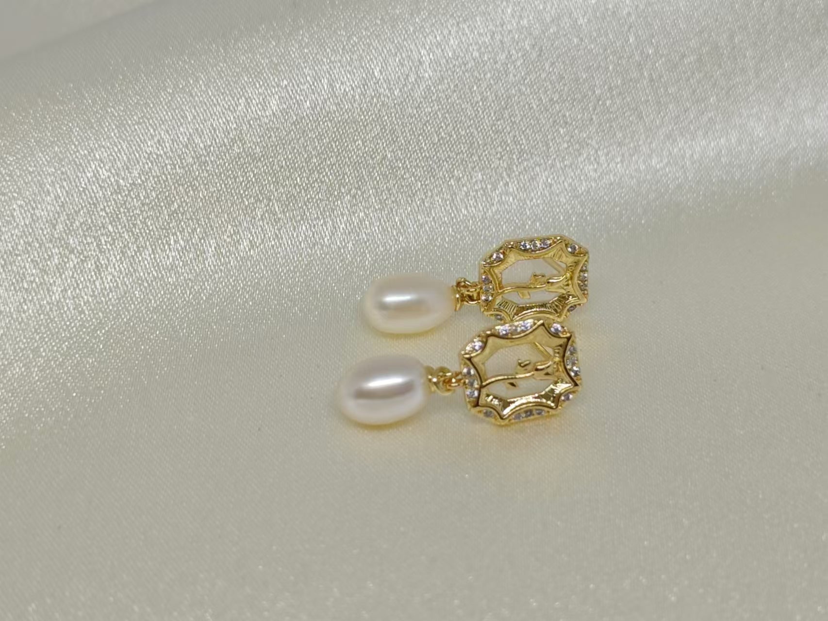 Gold-plated earrings with freshwater pearls and a vintage rose design.