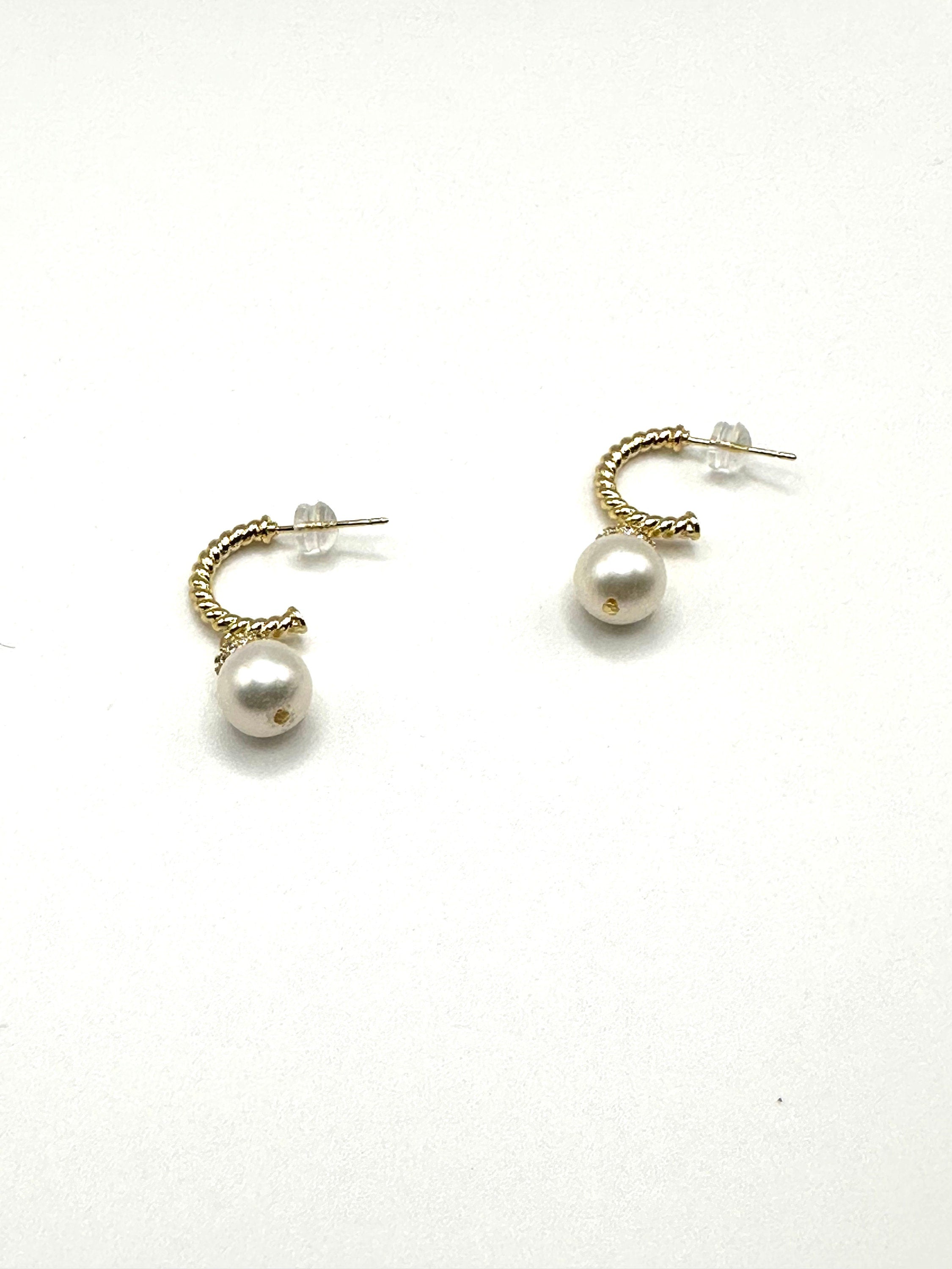 CAELLIA 14k gold plated half hoop earrings featuring a round white pearl.