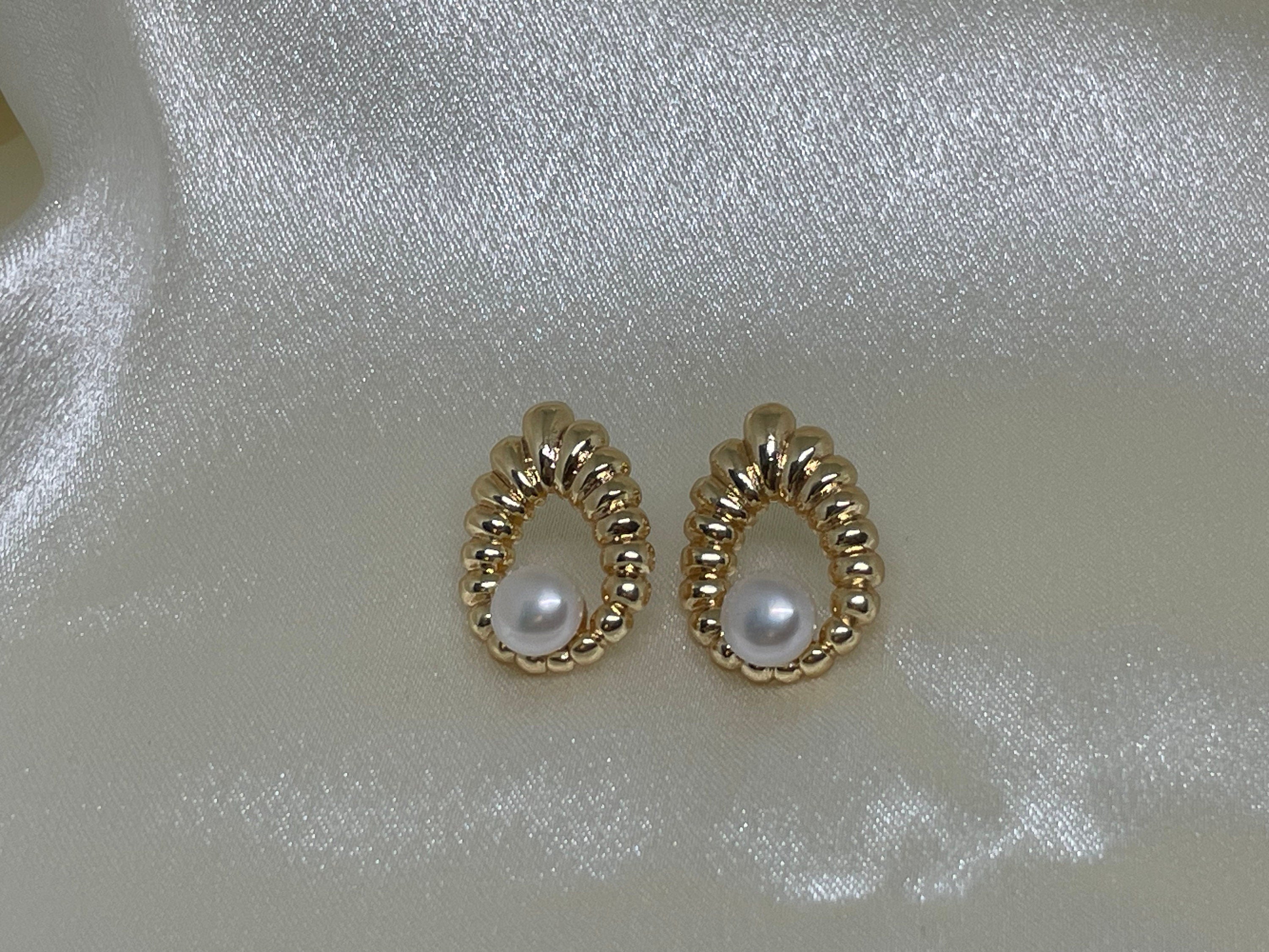 CAELLIA freshwater pearl drop earrings featuring a vintage style water drop shaped gold setting.