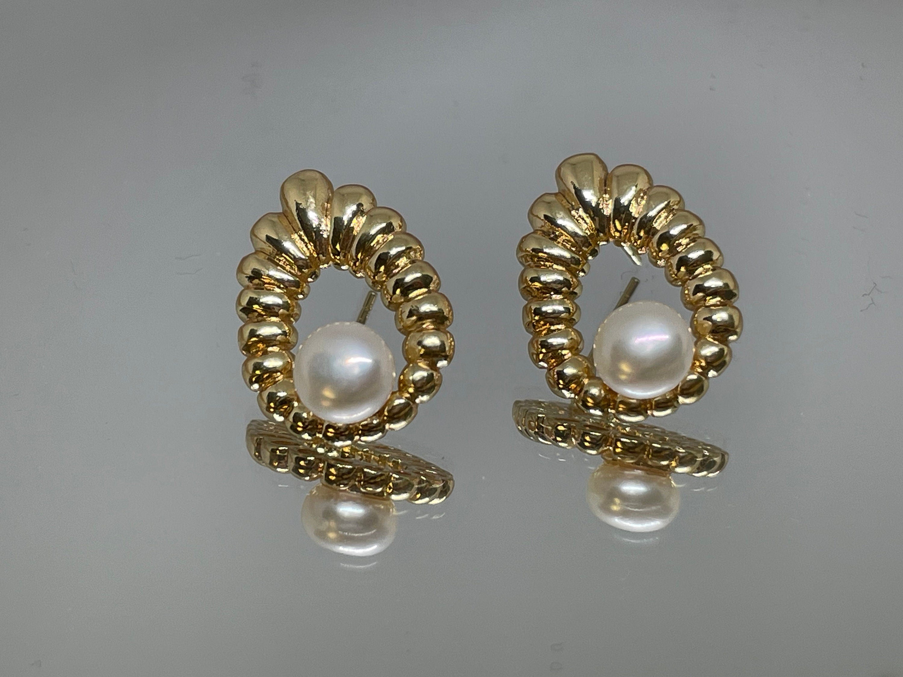 CAELLIA vintage style earrings featuring a freshwater pearl set in a gold ribbed drop frame.