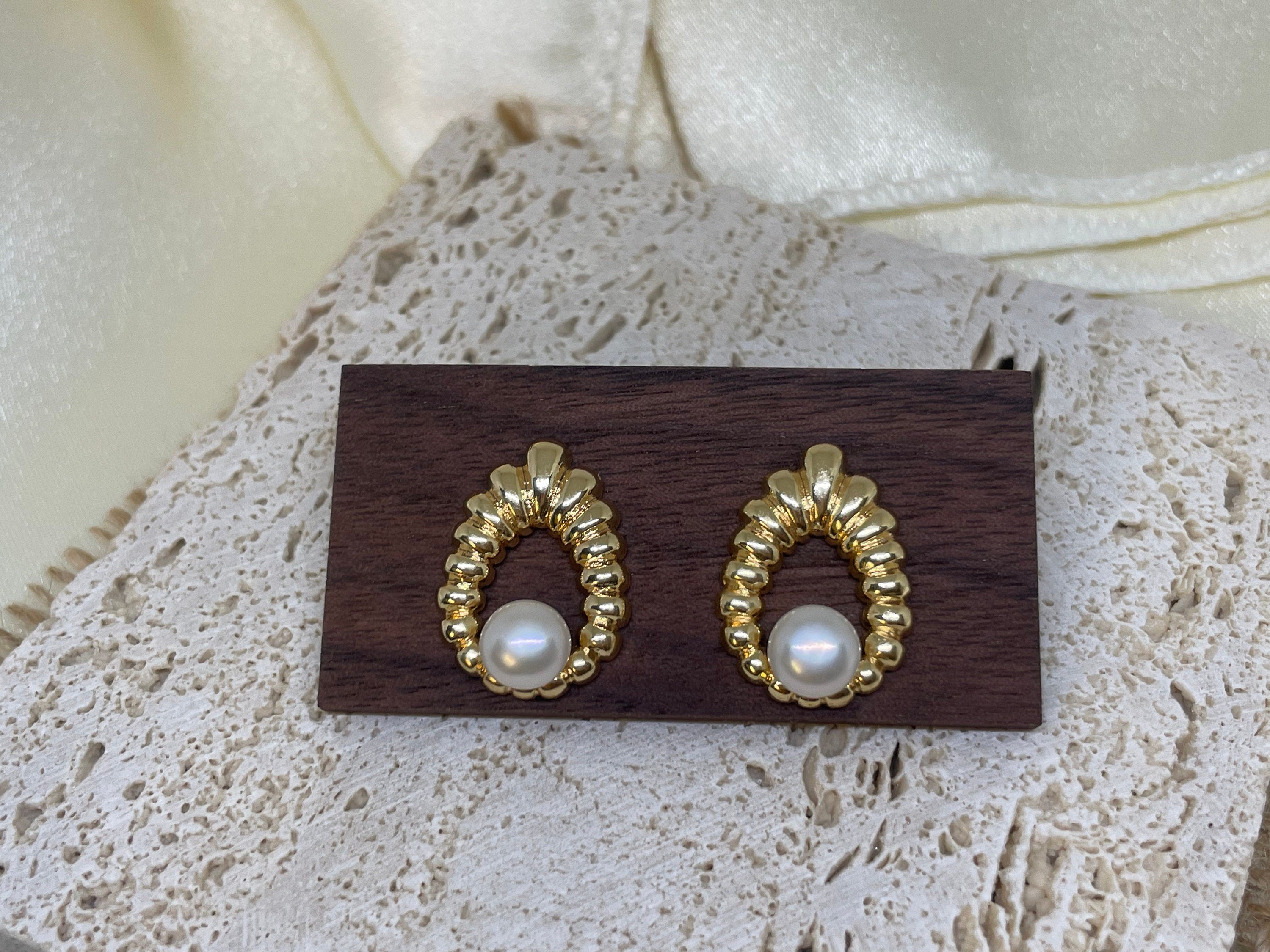 CAELLIA vintage style gold water drop earrings featuring a central freshwater pearl.