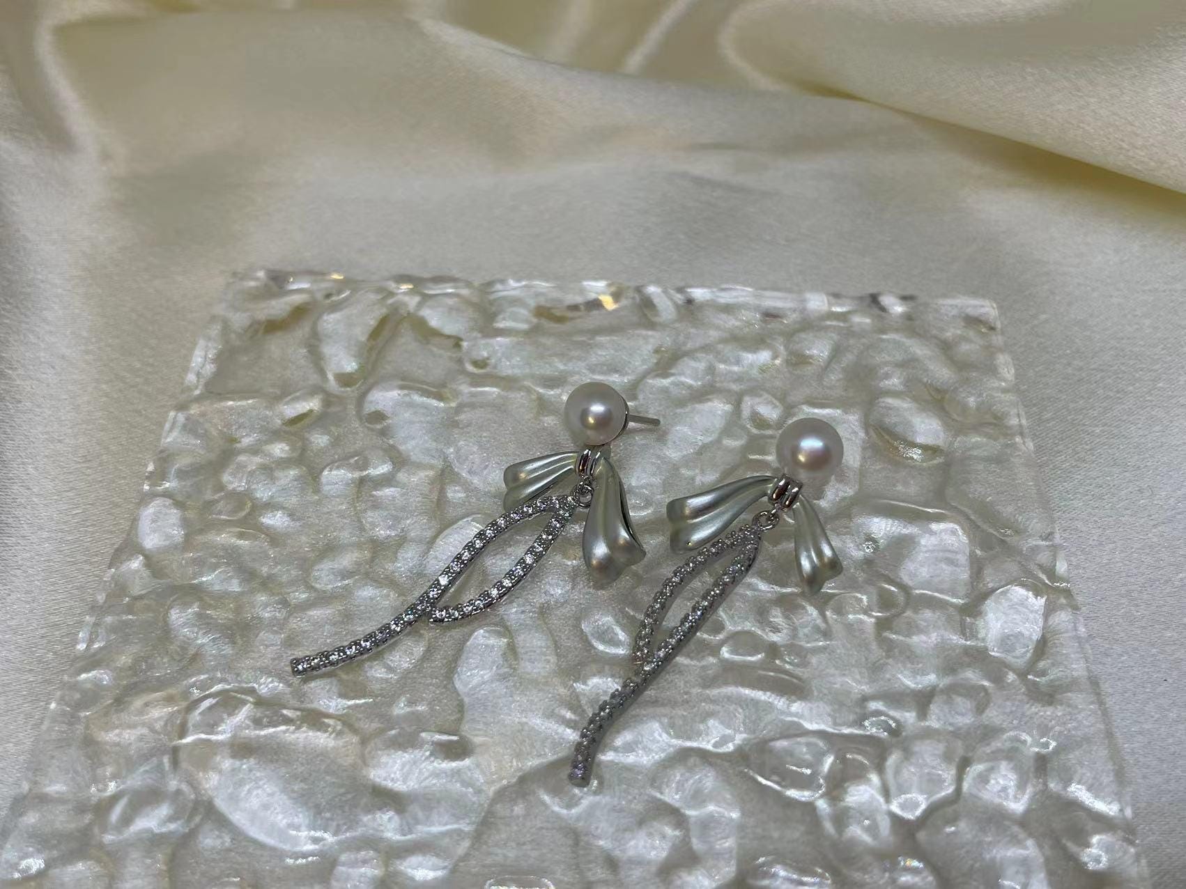 CAELLIA pearl bow dangle earrings crafted in 925 sterling silver with freshwater pearls.