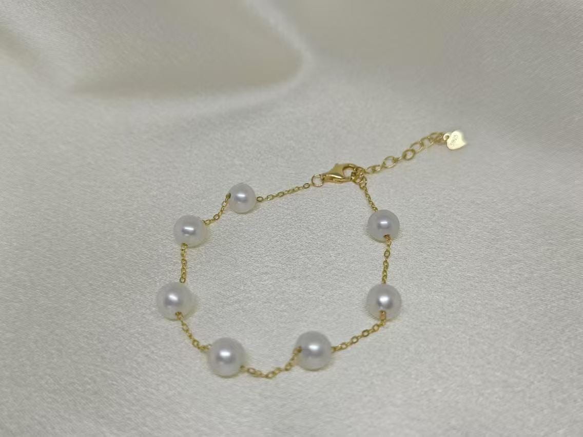CAELLIA freshwater pearl bracelet featuring seven pearls on a gold-plated sterling silver chain.