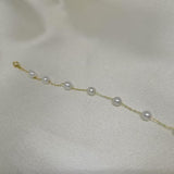 CAELLIA freshwater pearl bracelet featuring seven pearls on a delicate gold-plated silver chain.
