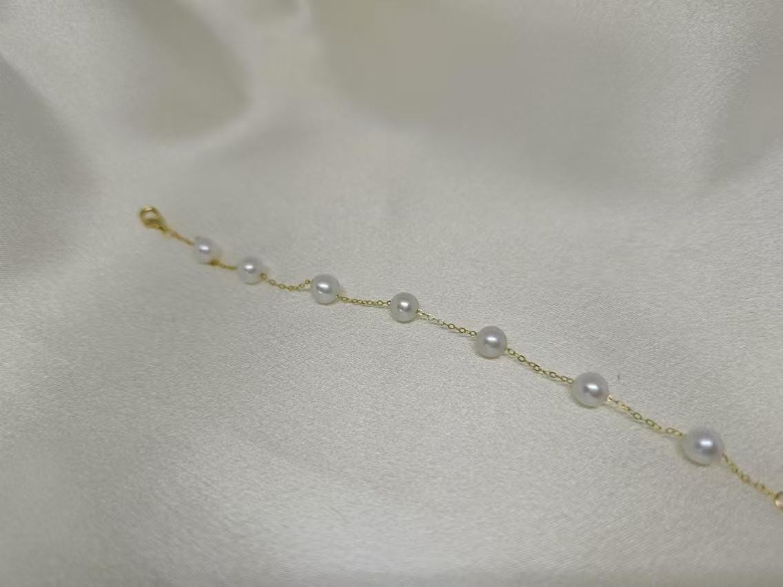 CAELLIA freshwater pearl bracelet featuring seven pearls on a delicate gold-plated silver chain.