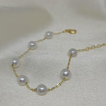 CAELLIA freshwater pearl bracelet featuring seven pearls on a delicate gold-plated chain.
