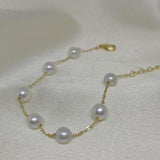 CAELLIA freshwater pearl bracelet featuring seven pearls on a delicate gold-plated chain.
