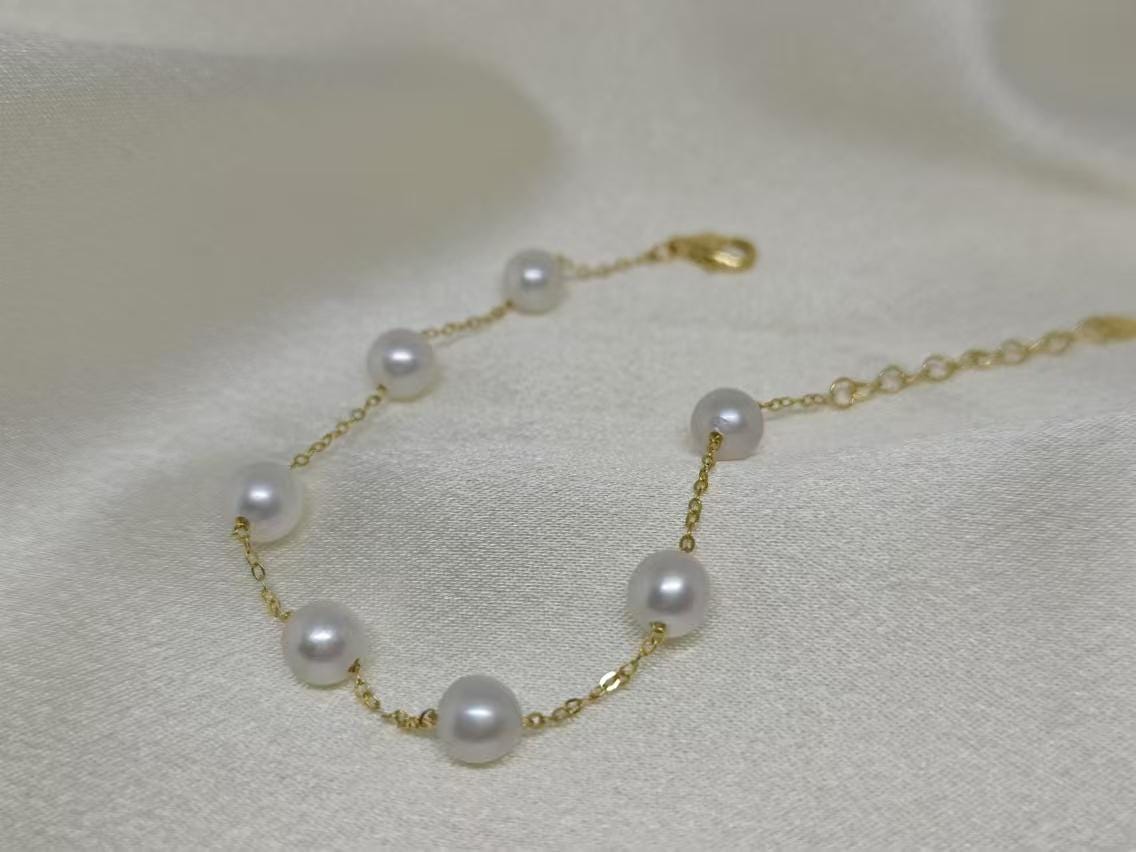 CAELLIA freshwater pearl bracelet featuring seven pearls on a delicate gold-plated chain.