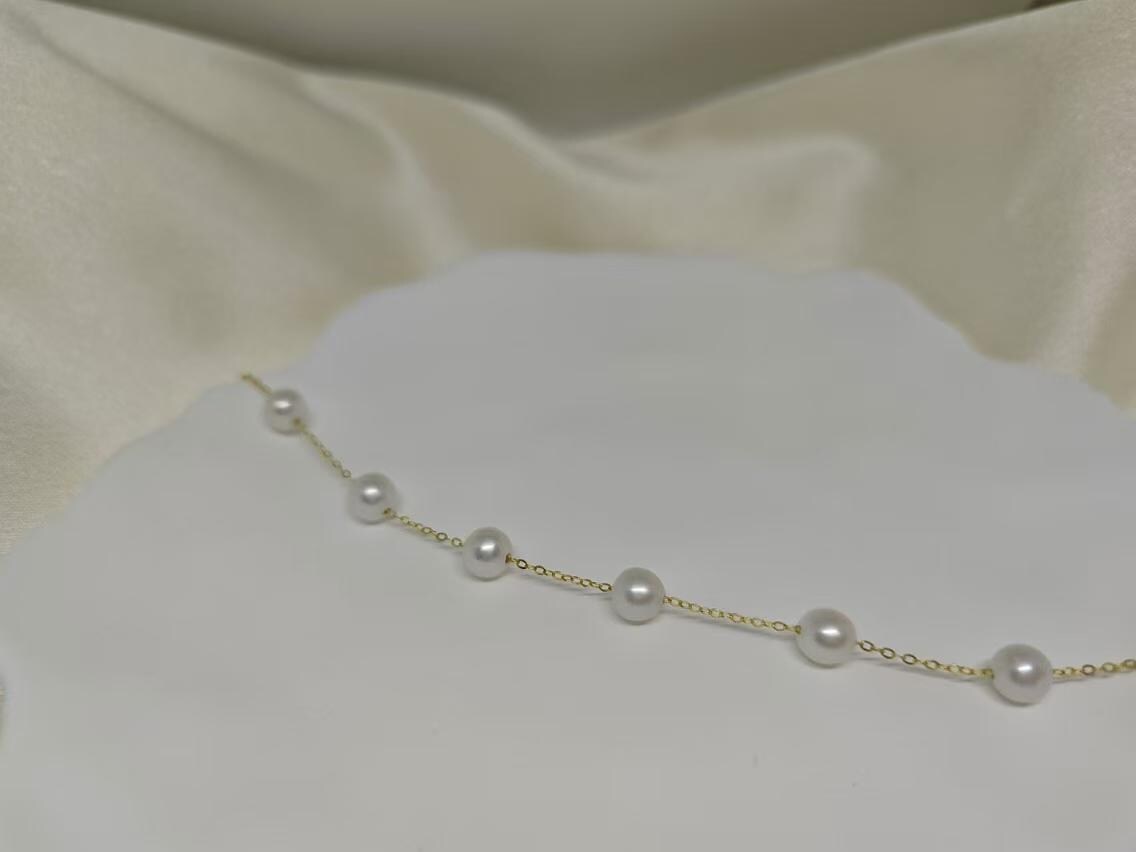 CAELLIA freshwater pearl bracelet featuring seven pearls on a delicate gold-plated silver chain.