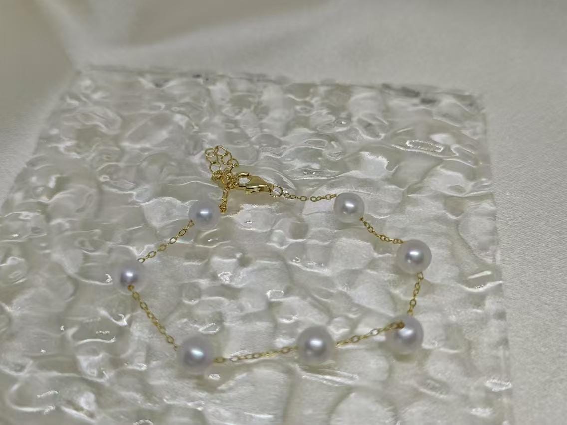 CAELLIA freshwater pearl bracelet featuring seven pearls on a gold plated sterling silver chain.