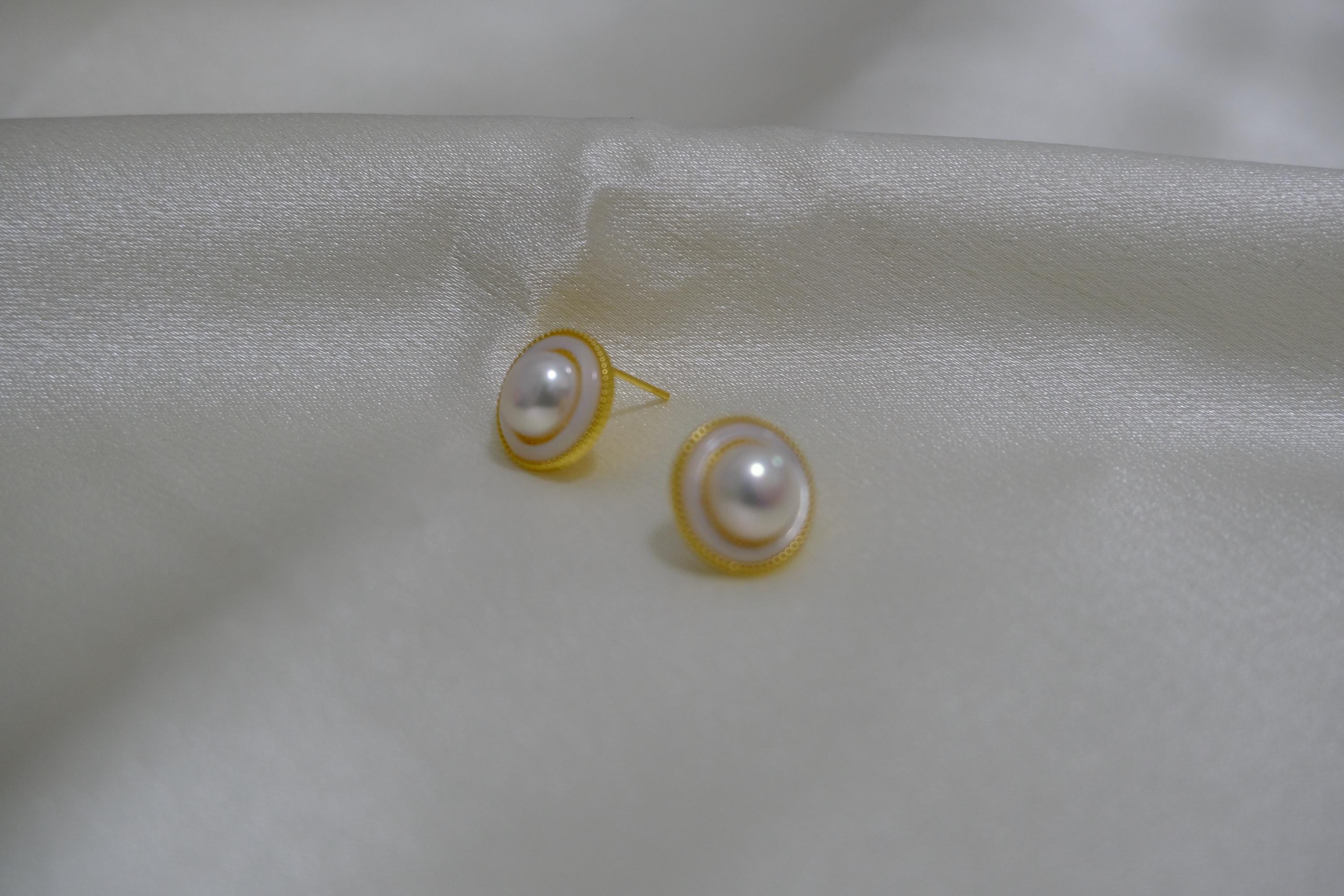 CAELLIA gold plated freshwater pearl earrings featuring a minimalist circular frame design.