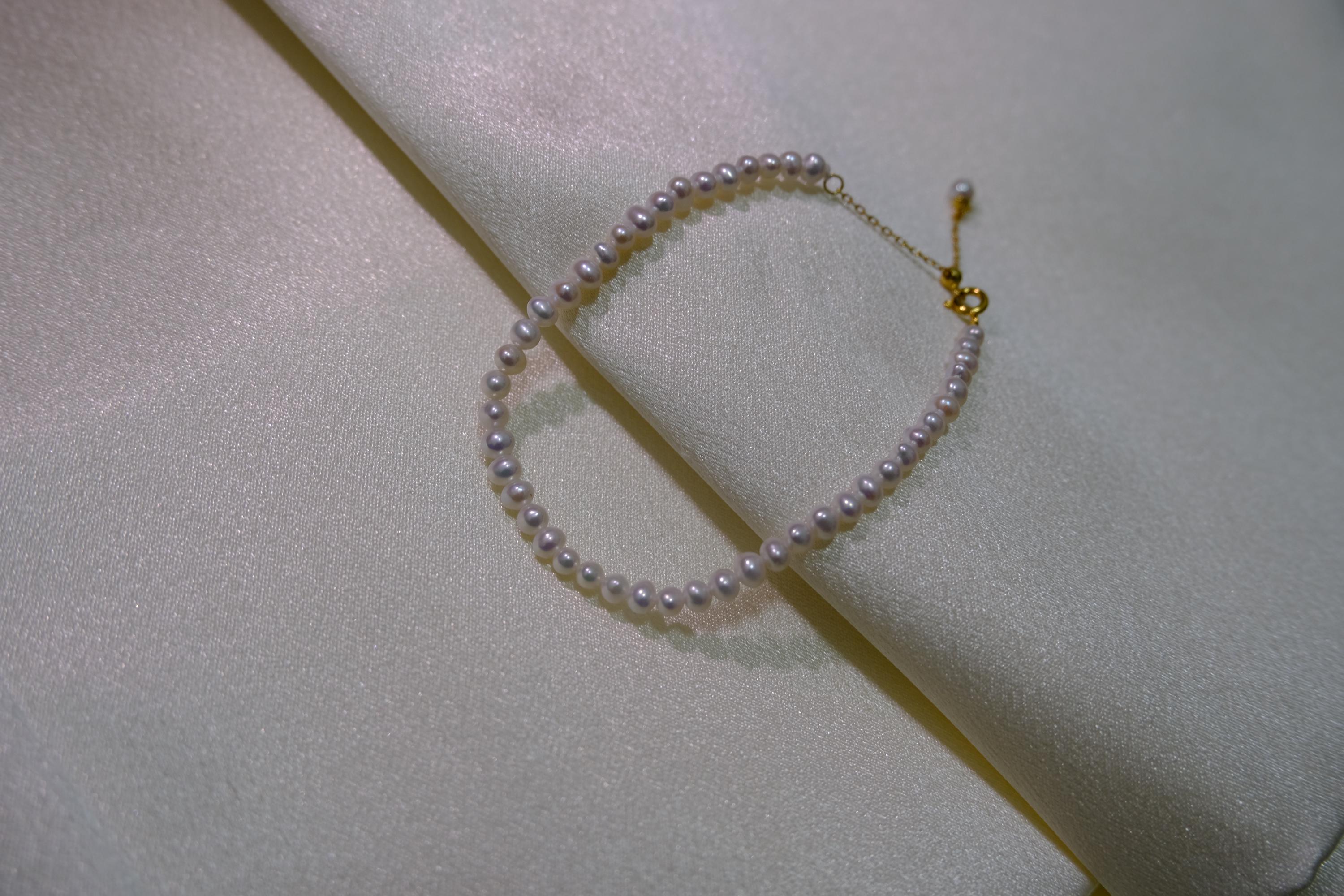 CAELLIA freshwater pearl bracelet with gold plated sterling silver and an adjustable chain.