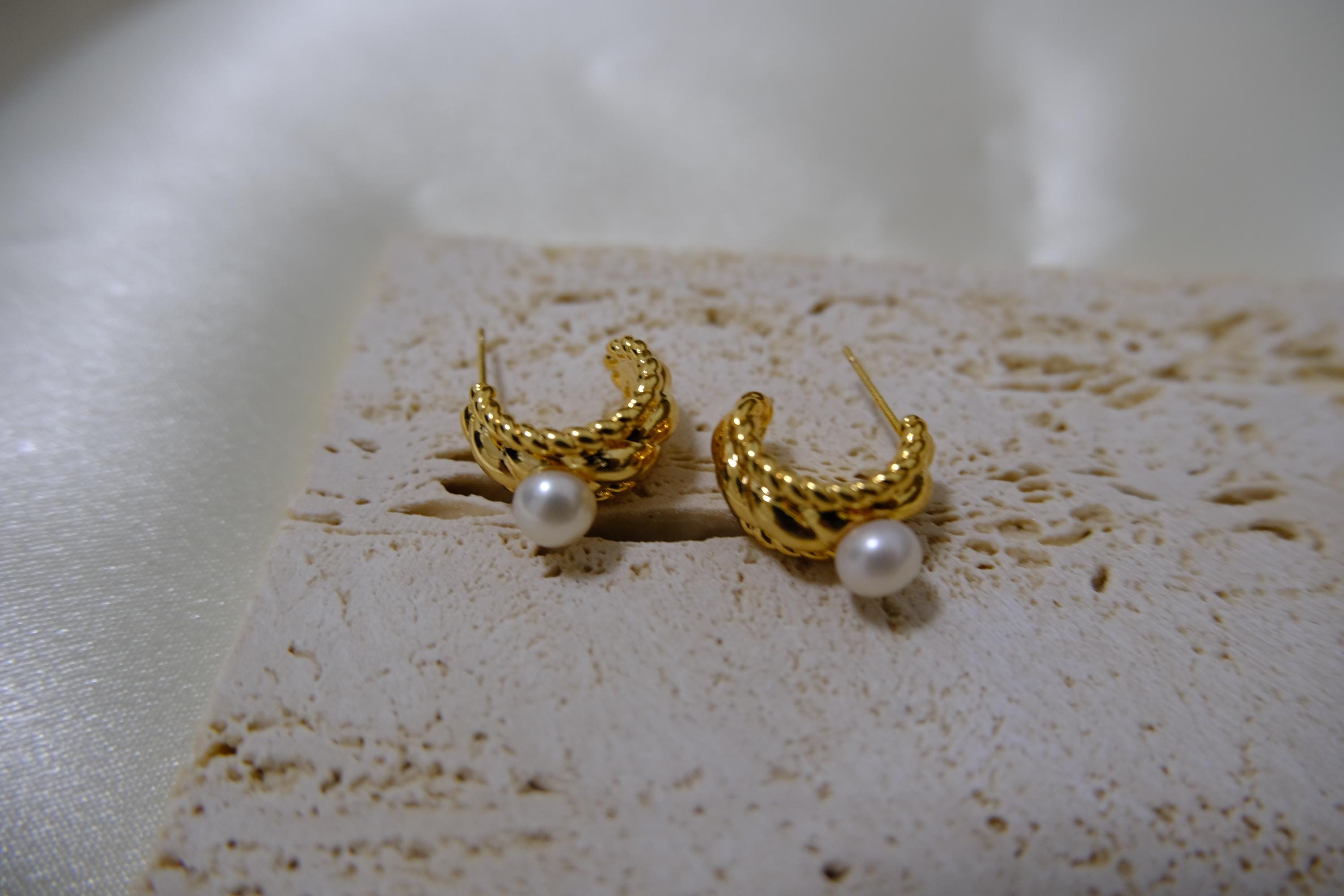 Caellia 14K gold huggie hoop earrings featuring a textured finish and a freshwater pearl.