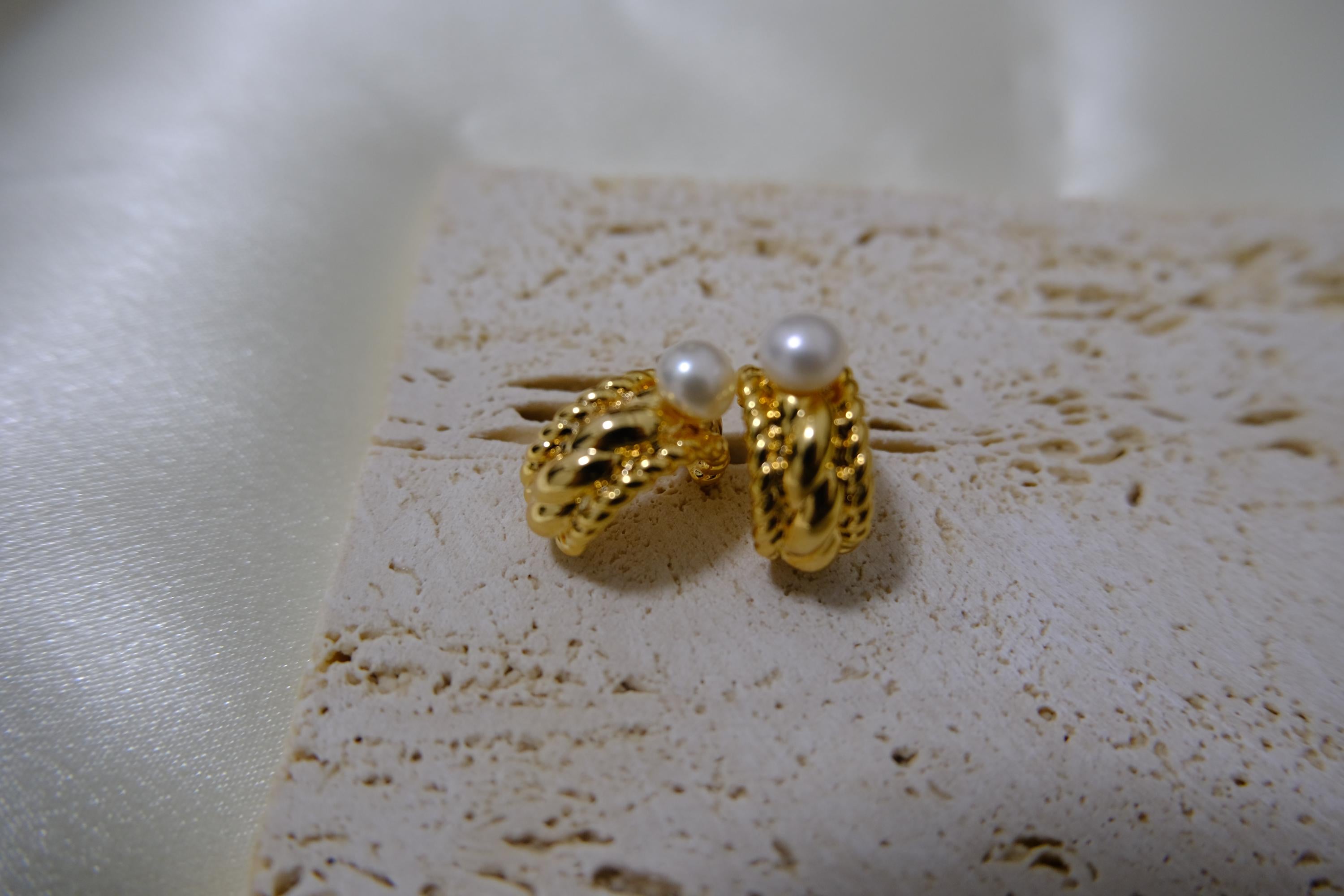 Caellia 14K gold huggie hoop earrings featuring a vintage braided design and freshwater pearls.