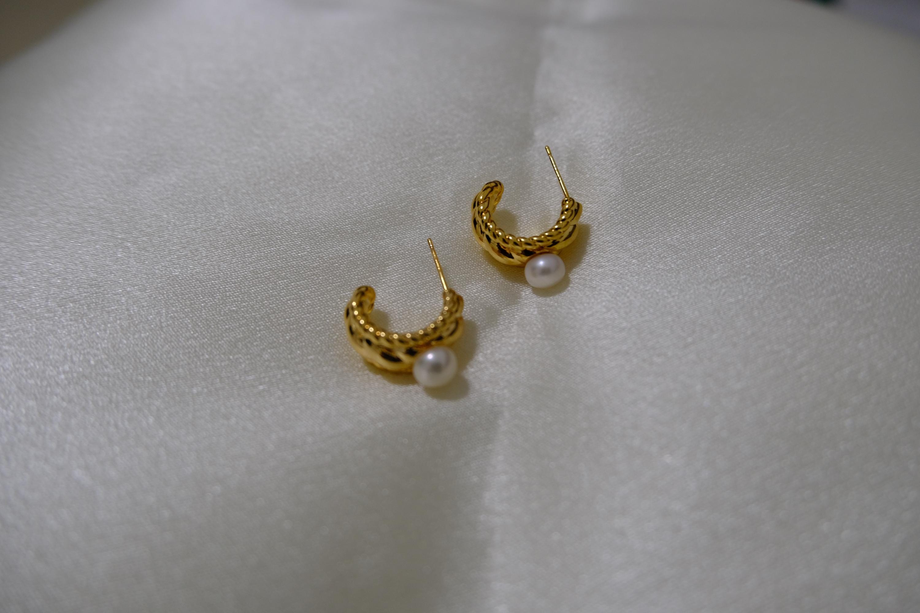 Caellia 14K gold huggie hoop earrings featuring a textured finish and a freshwater pearl.