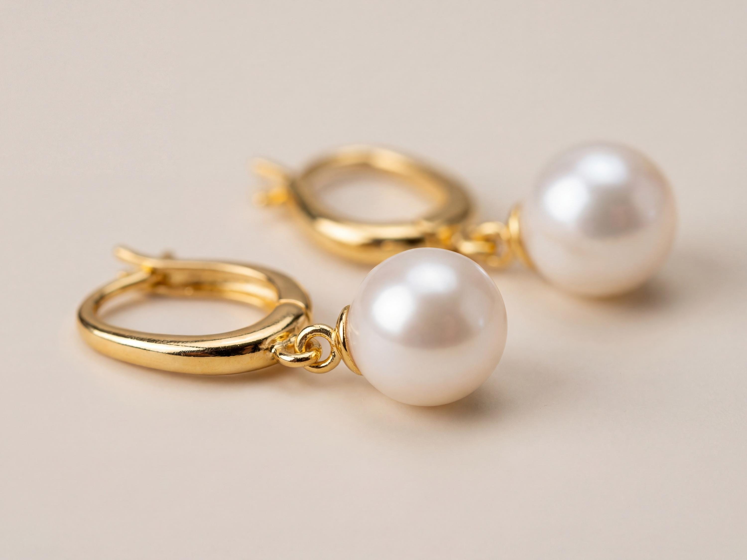 Pearl earrings listing image - Detail macro shot