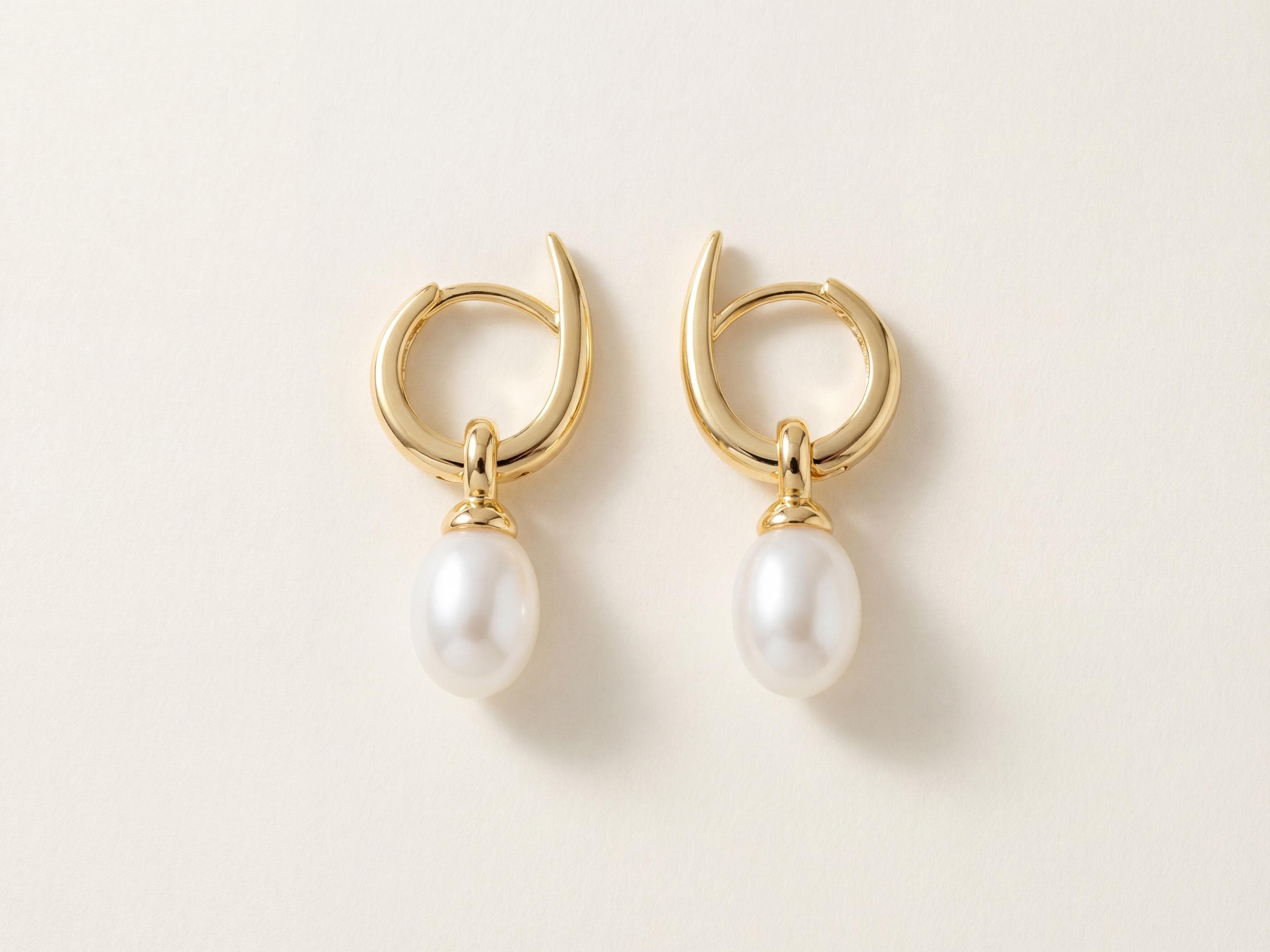 Pearl earrings listing image - Hero product shot