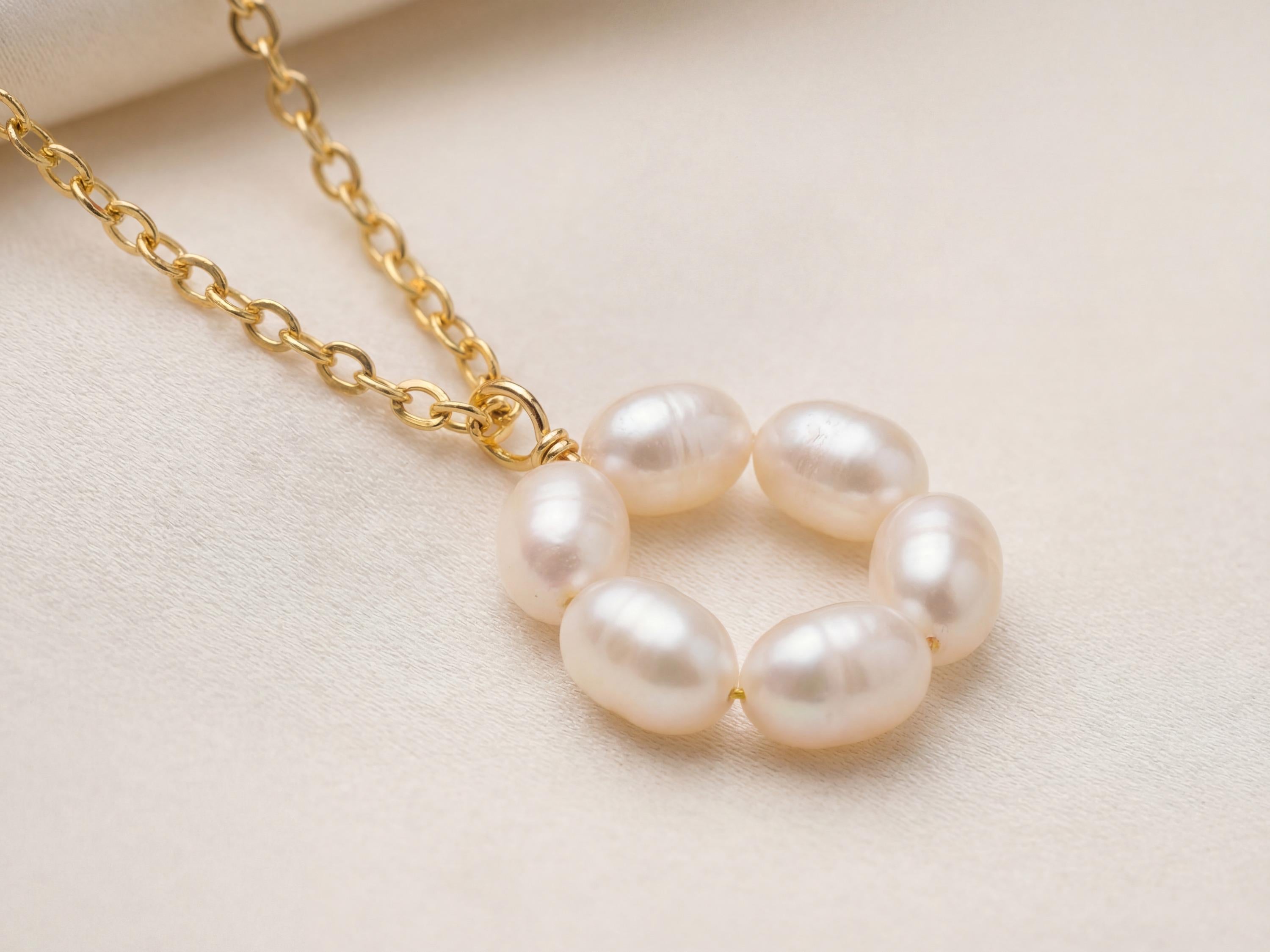 Pearl necklace listing image - Macro pearl detail