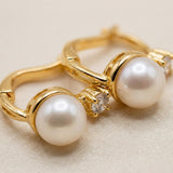 Pearl earrings listing image - Detail macro shot