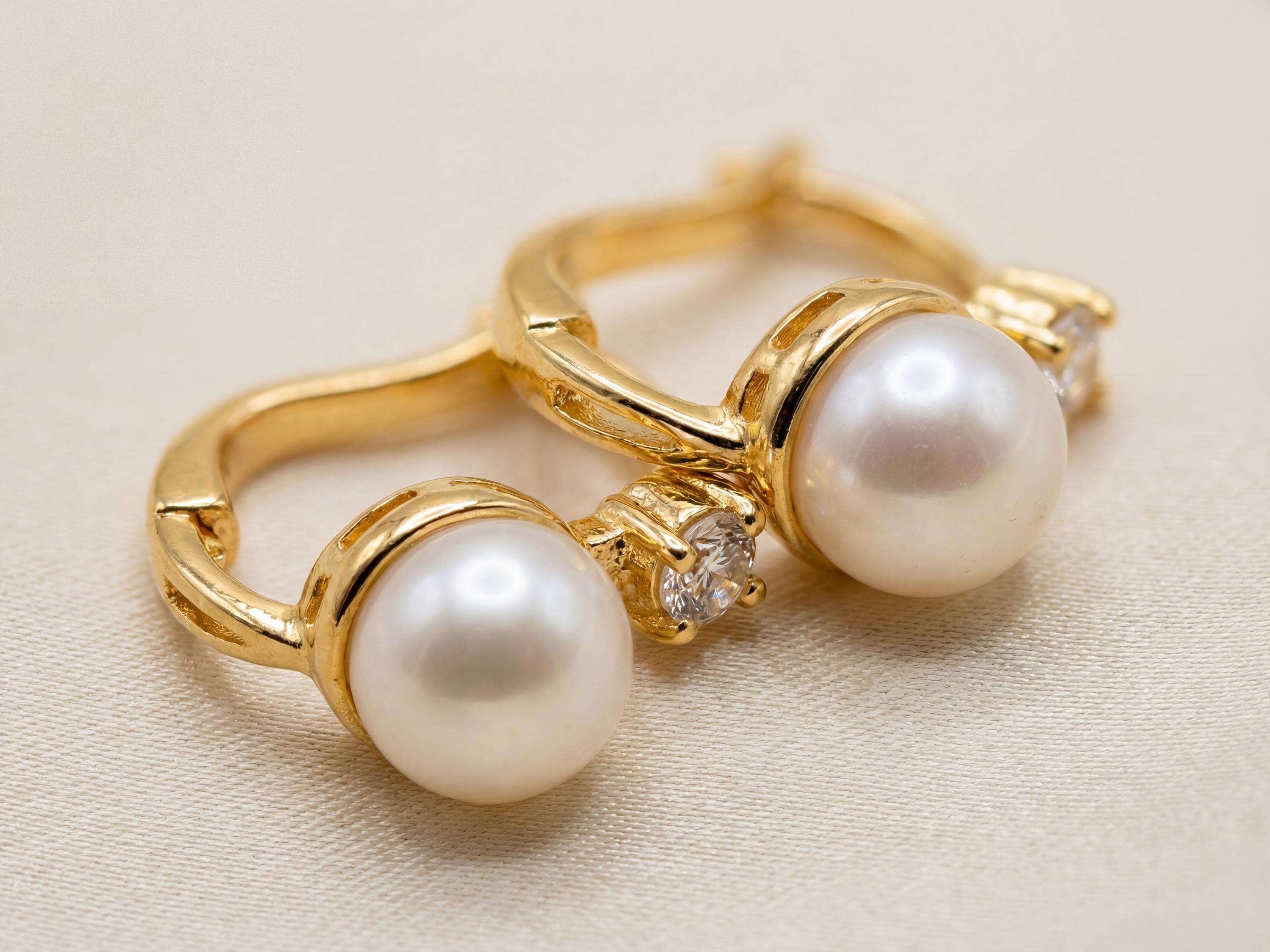Pearl earrings listing image - Detail macro shot