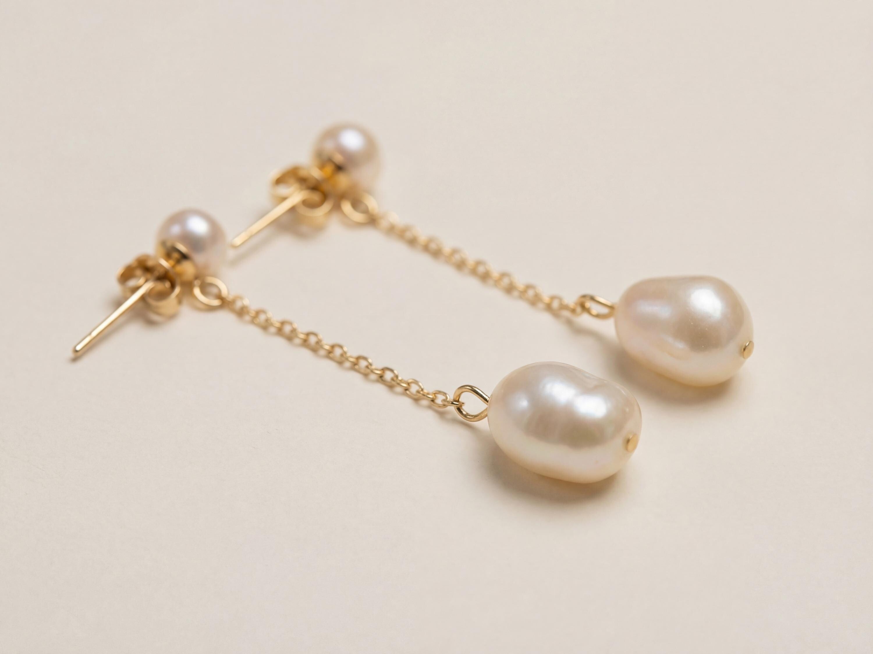 Pearl earrings listing image - Detail macro shot