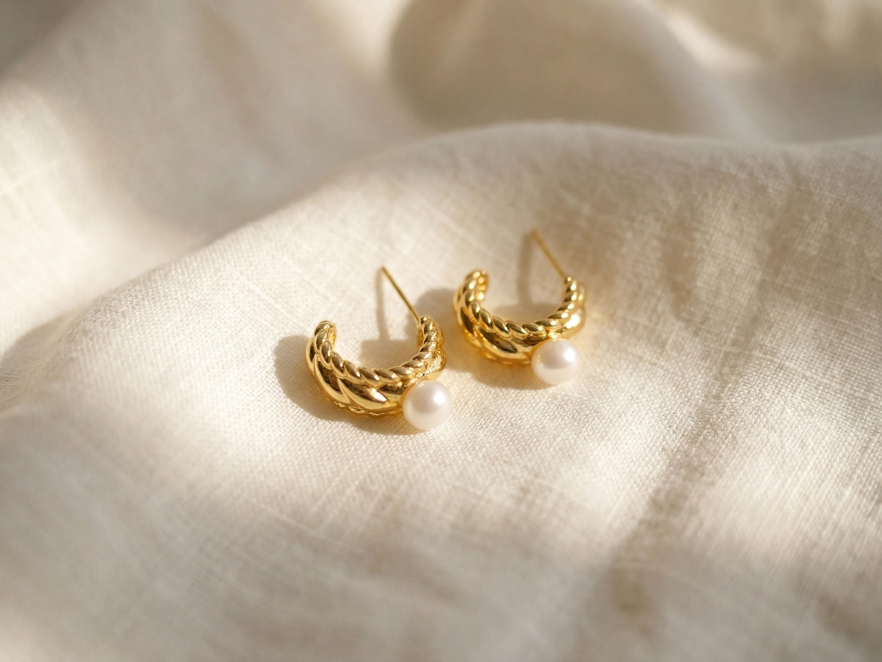 Pearl earrings listing image - Catbird-inspired romantic softness