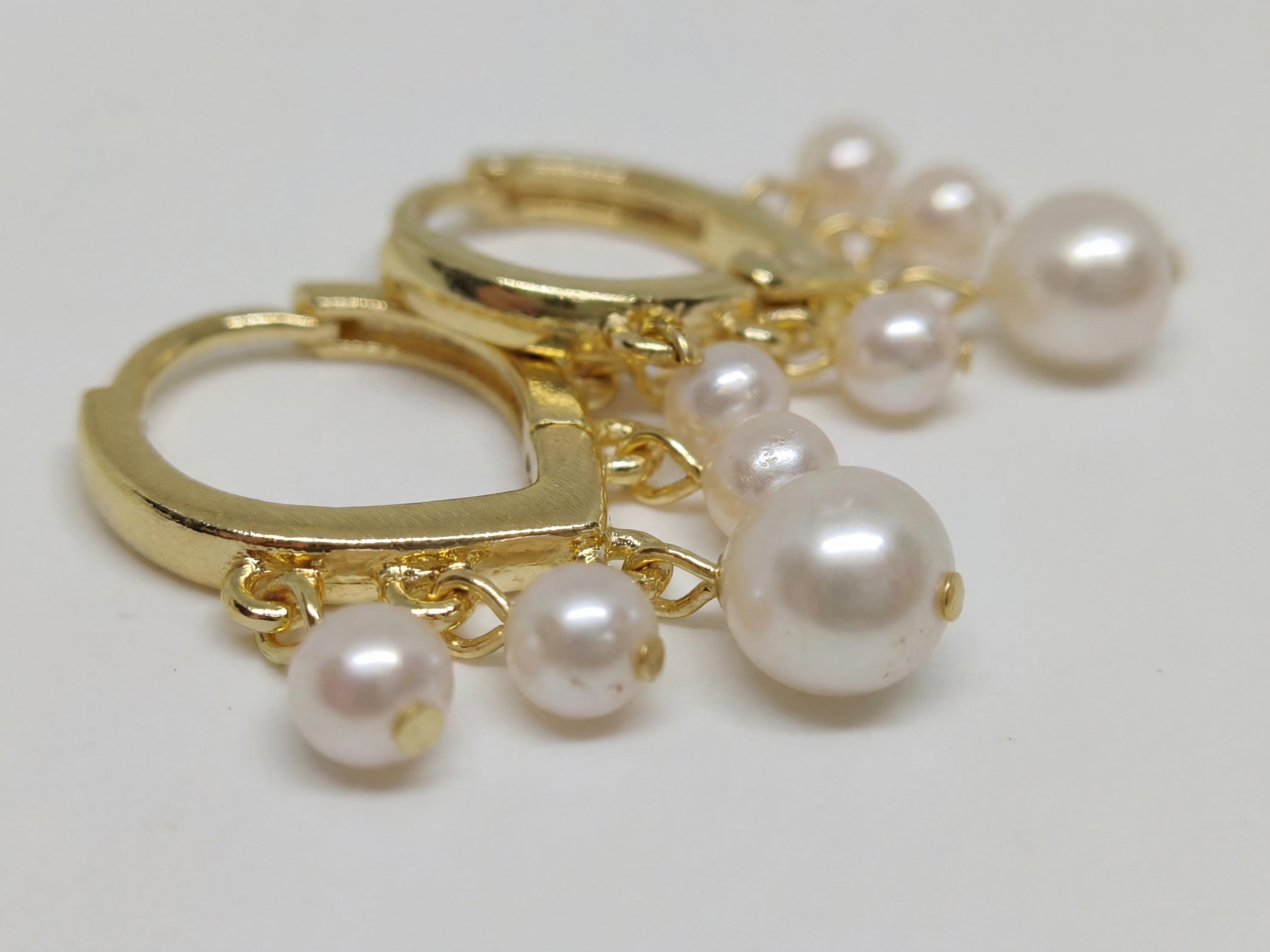 Pearl earrings listing image - Detail macro shot