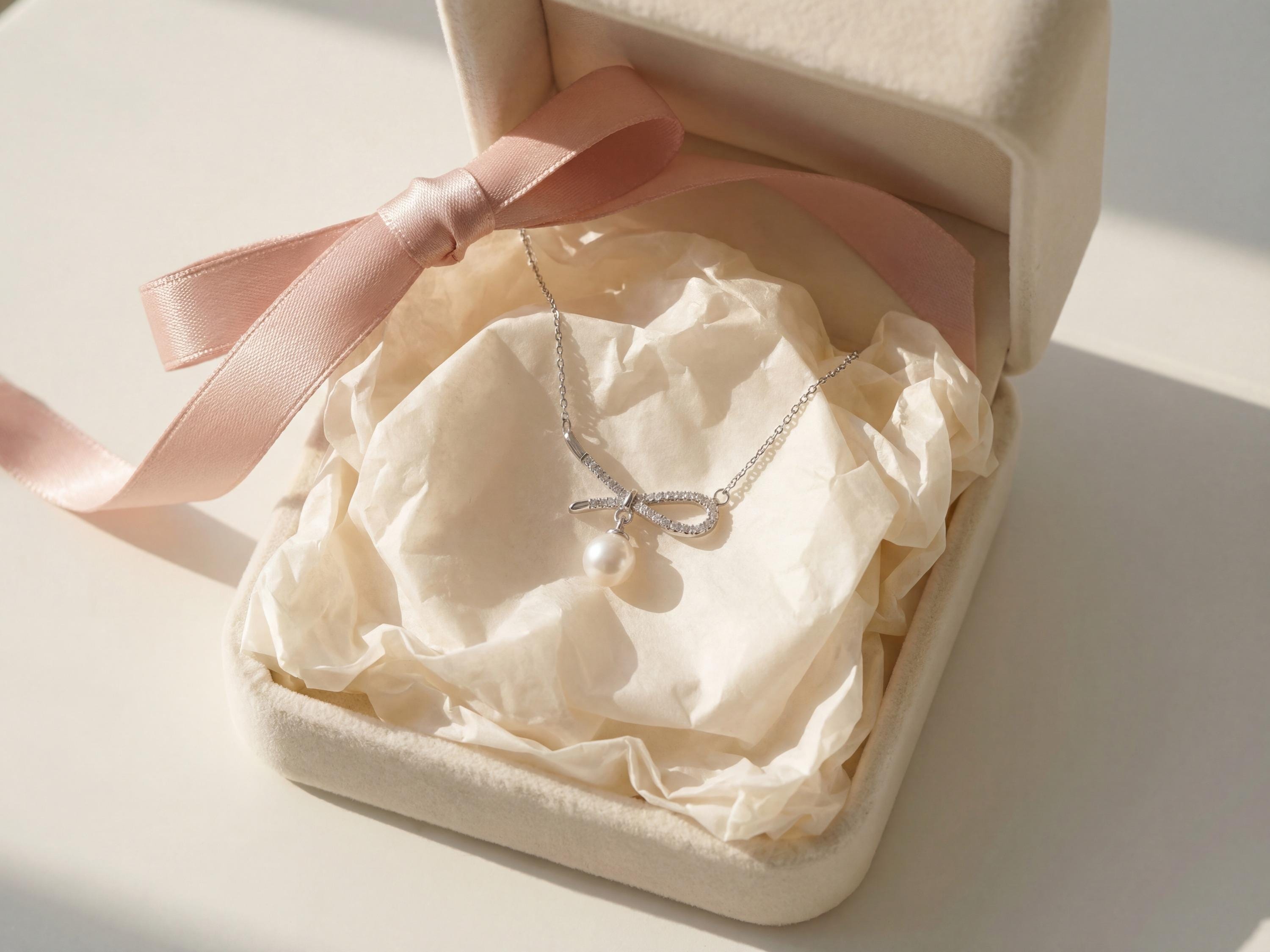 Pearl necklace listing image - Giftable packaging image
