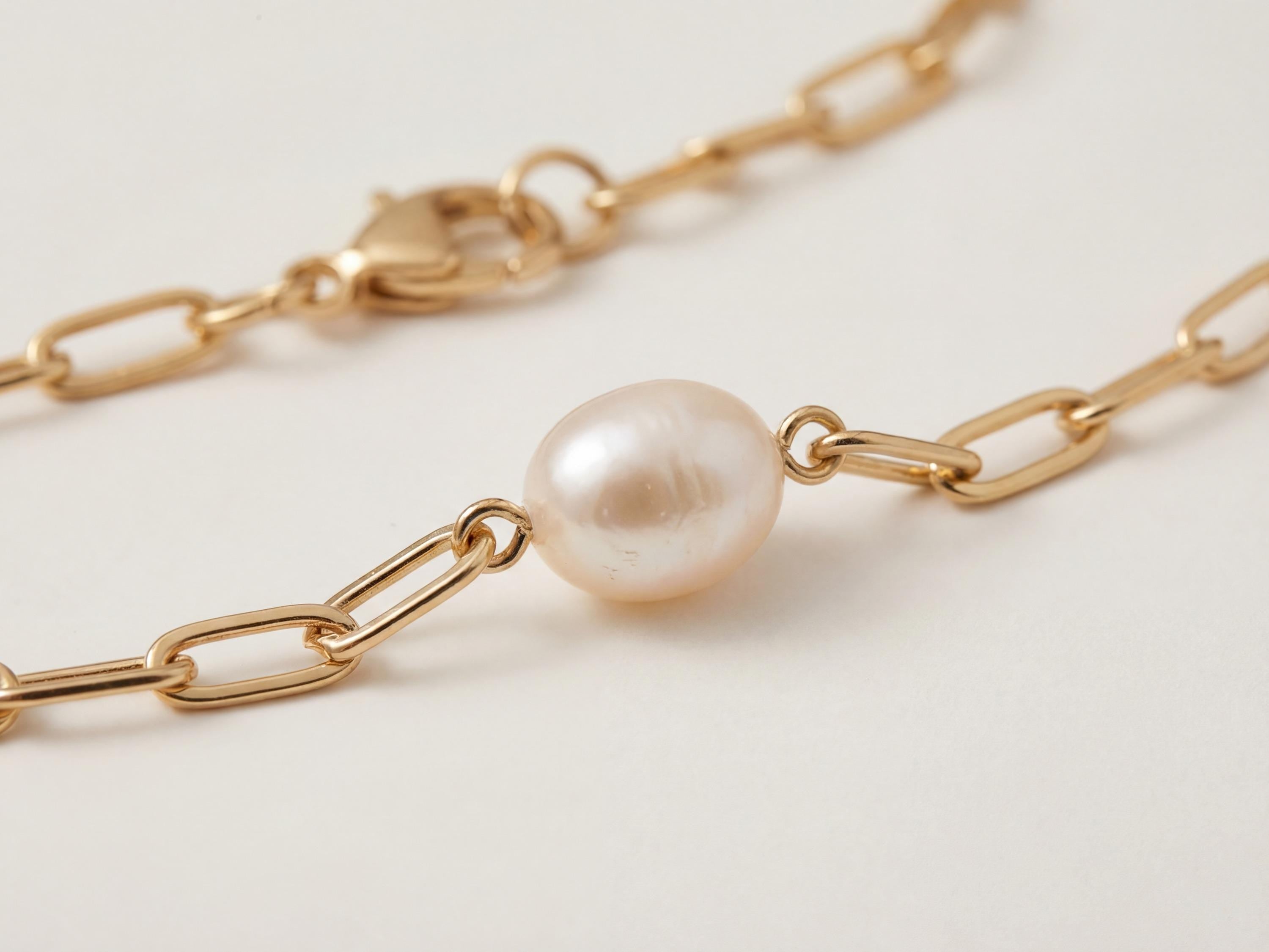 Pearl necklace listing image - Macro pearl detail