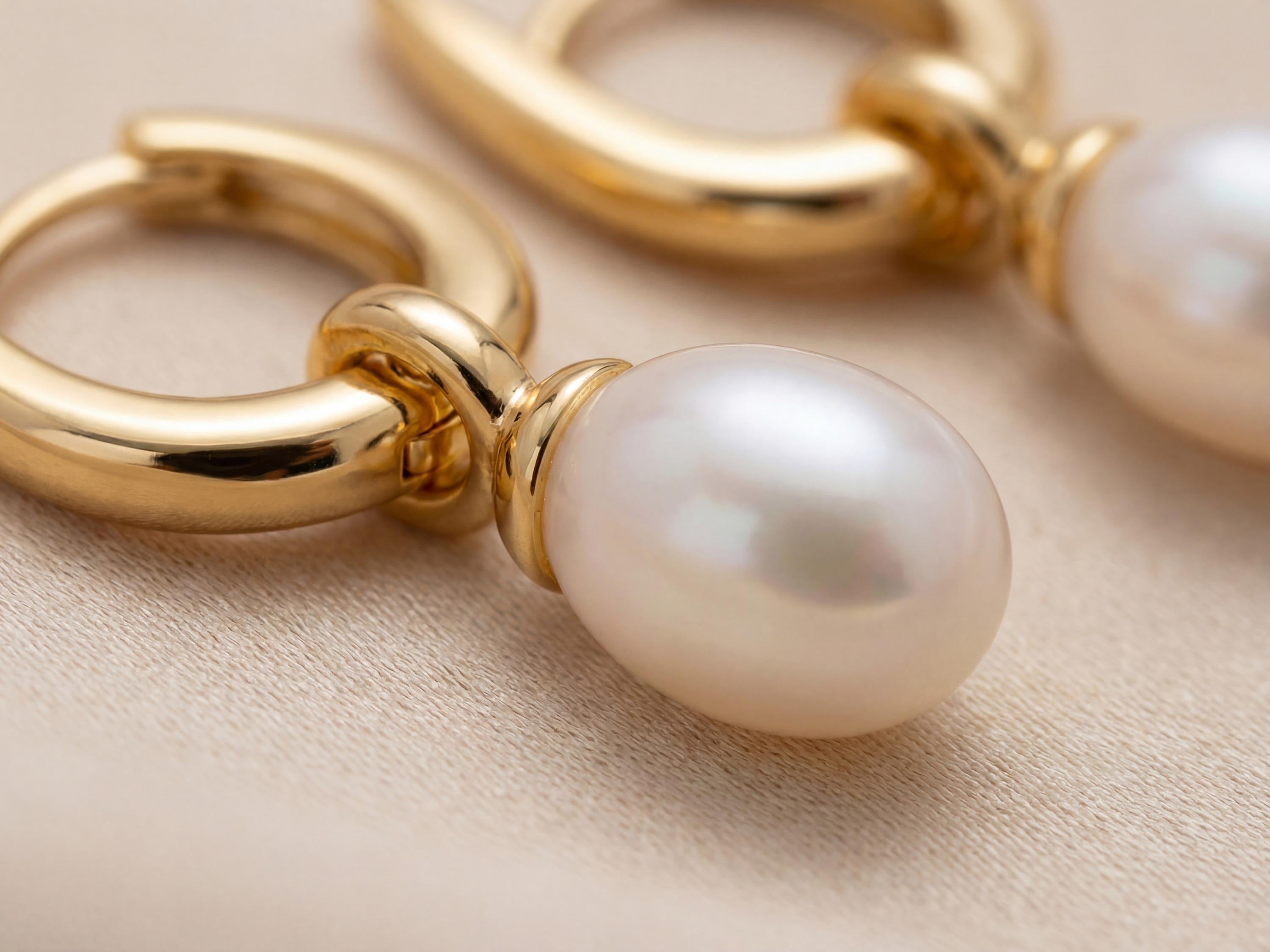 Pearl earrings listing image - Detail macro shot