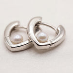 Pearl earrings listing image - Detail macro shot