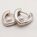 Pearl earrings listing image - Detail macro shot