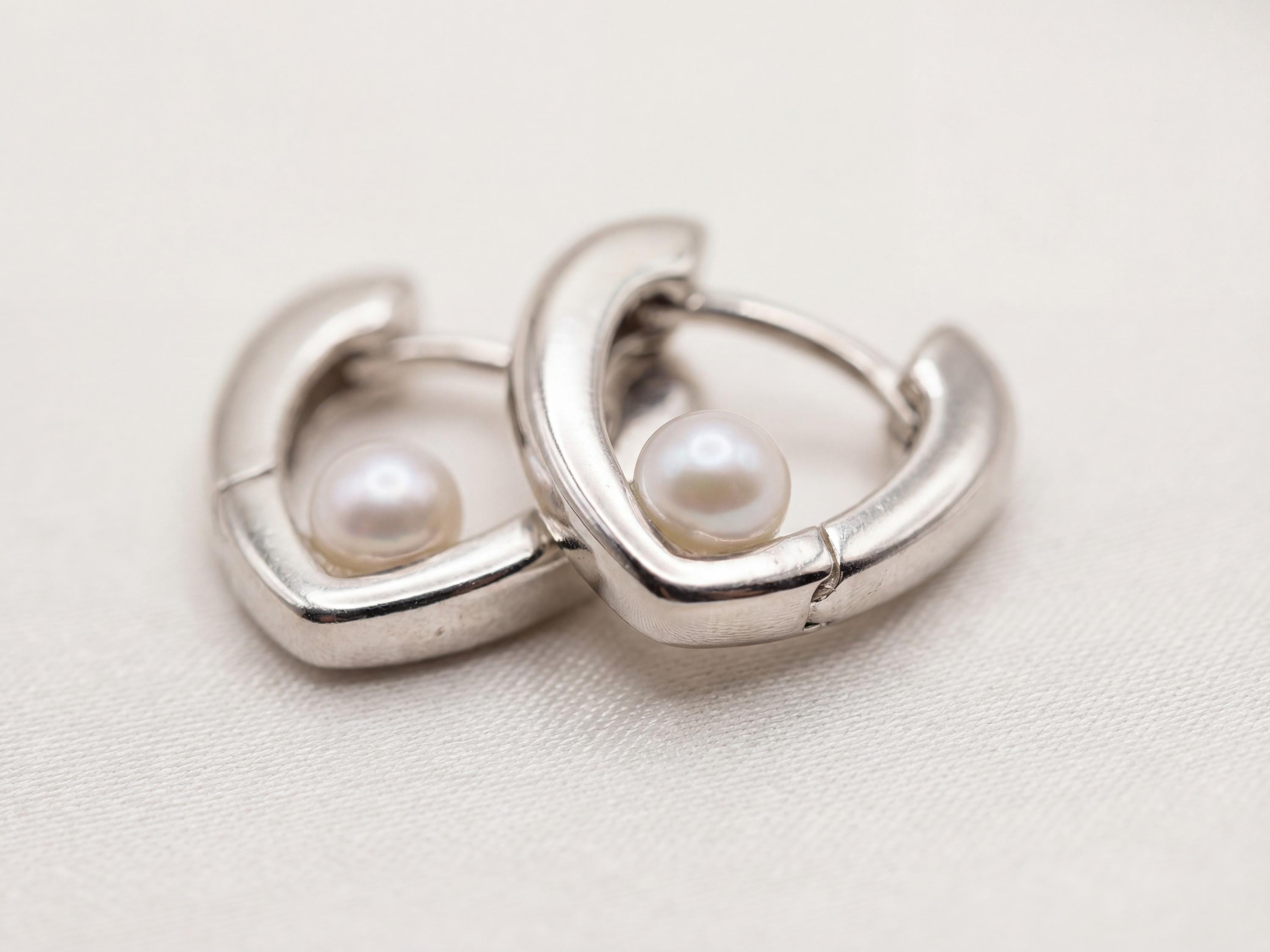 Pearl earrings listing image - Detail macro shot