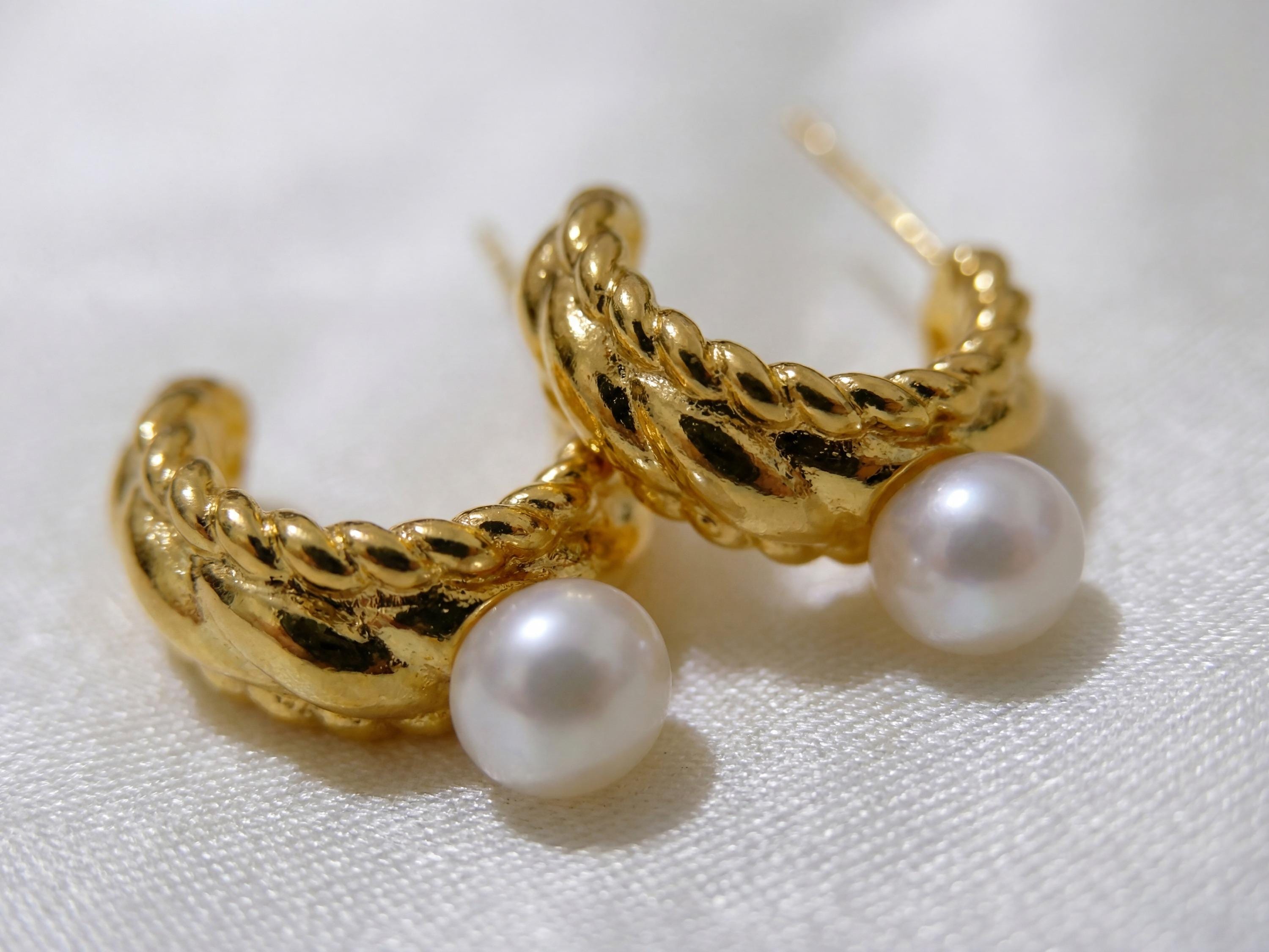 Pearl earrings listing image - Detail macro shot
