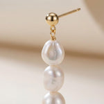 Pearl earrings listing image - Detail macro shot