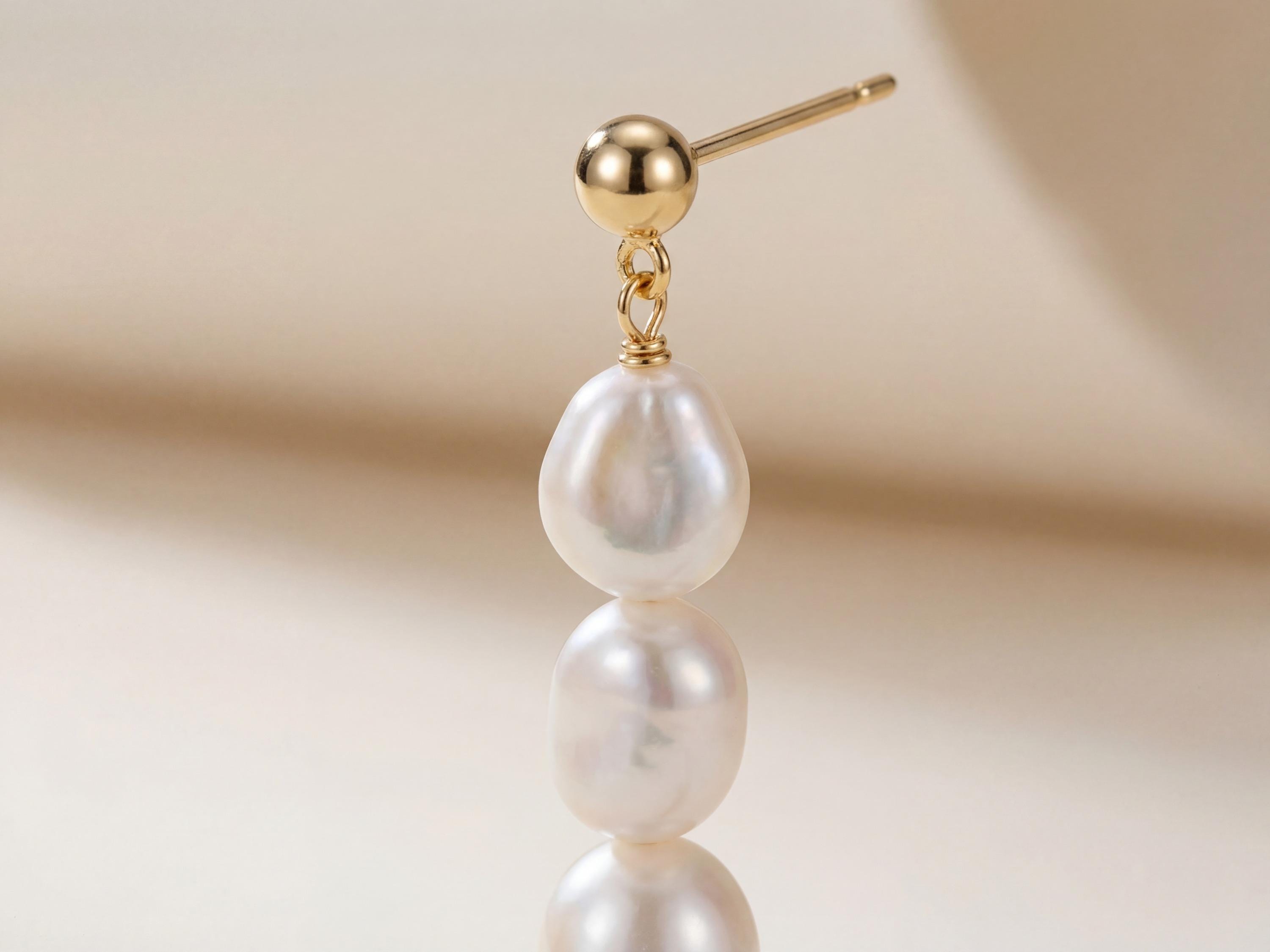 Pearl earrings listing image - Detail macro shot