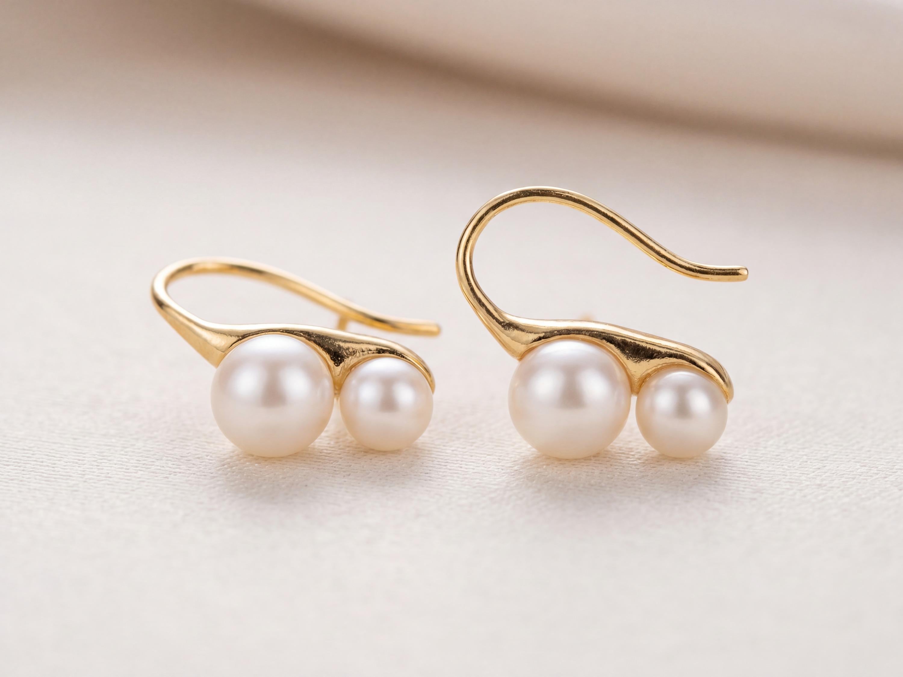 Pearl earrings listing image - Detail macro shot