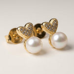 Pearl earrings listing image - Detail macro shot
