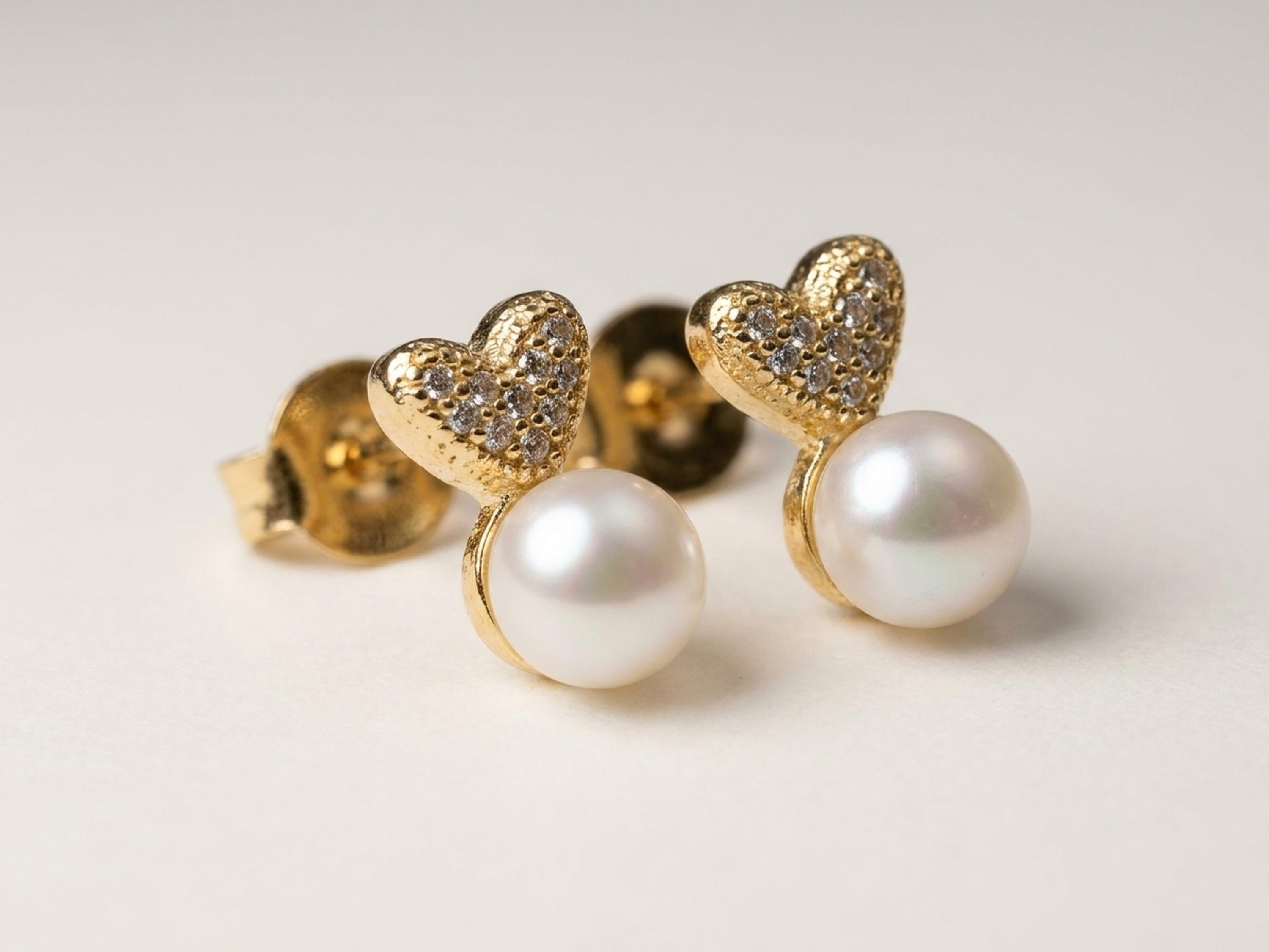 Pearl earrings listing image - Detail macro shot
