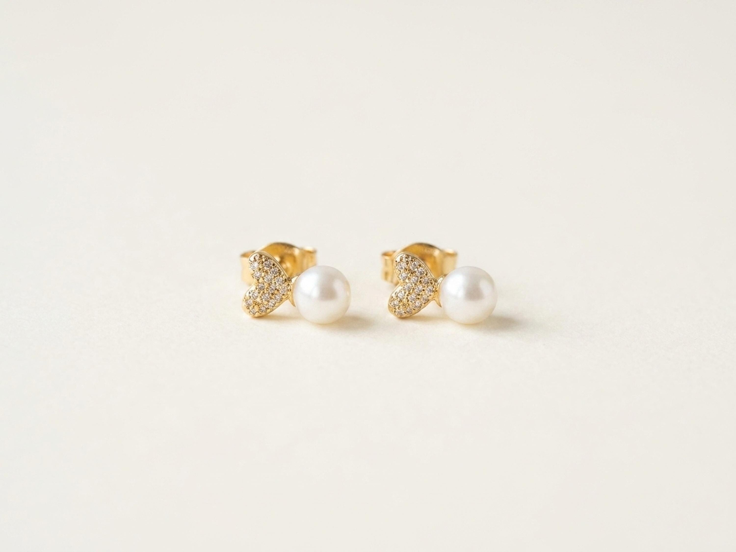 Pearl earrings listing image - Hero product shot