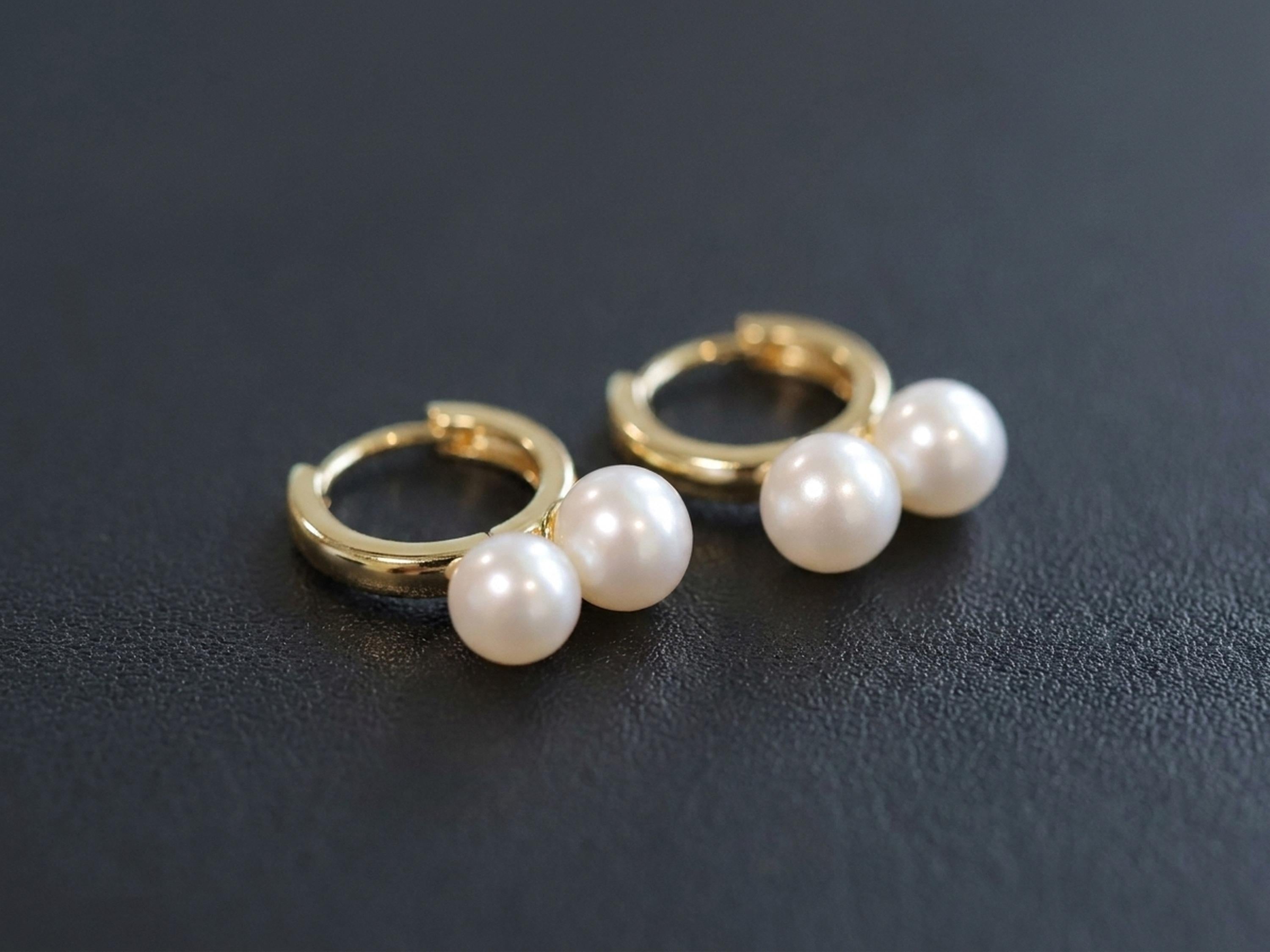Pearl earrings listing image - Detail macro shot