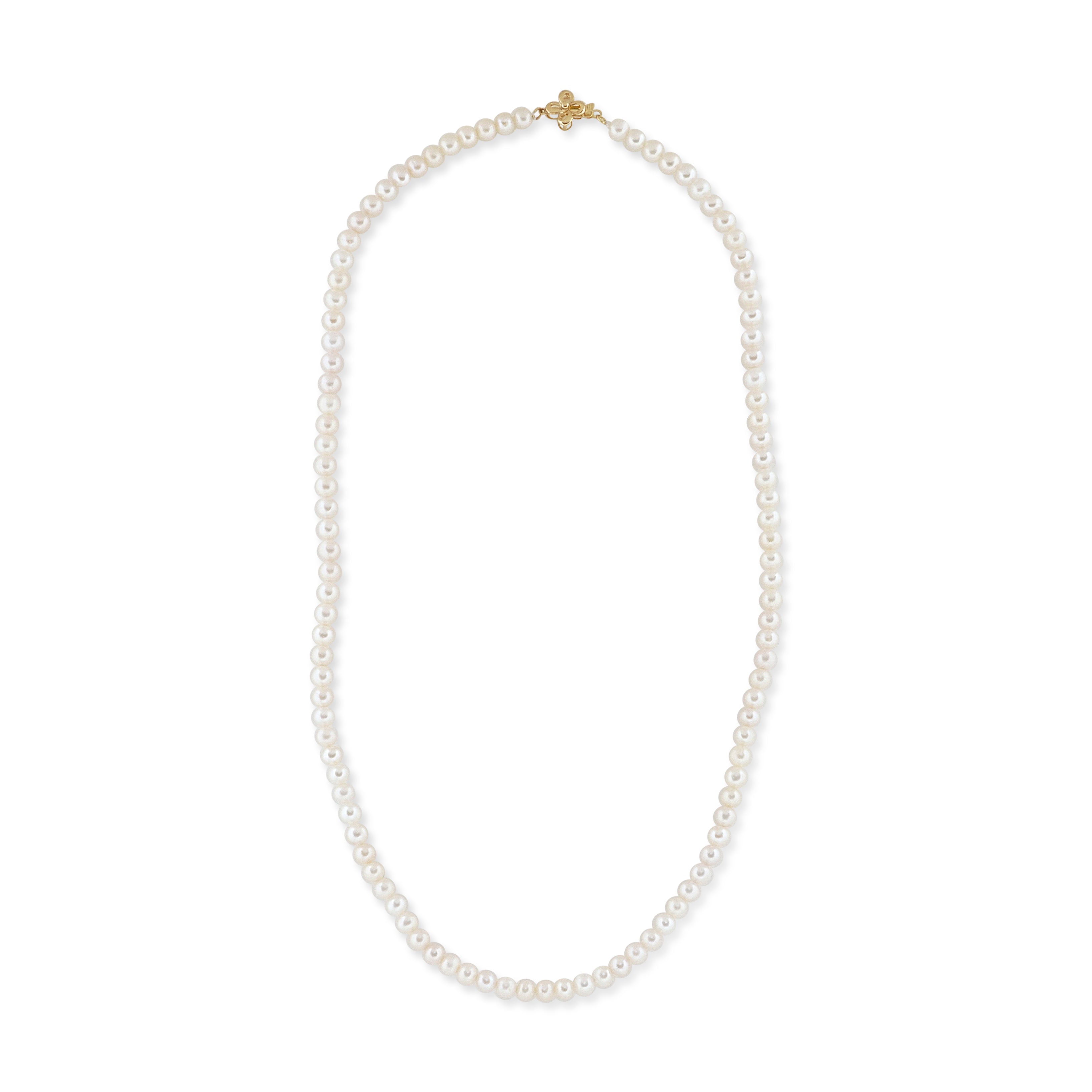 A freshwater pearl bead necklace with an 18K gold flower-shaped clasp.